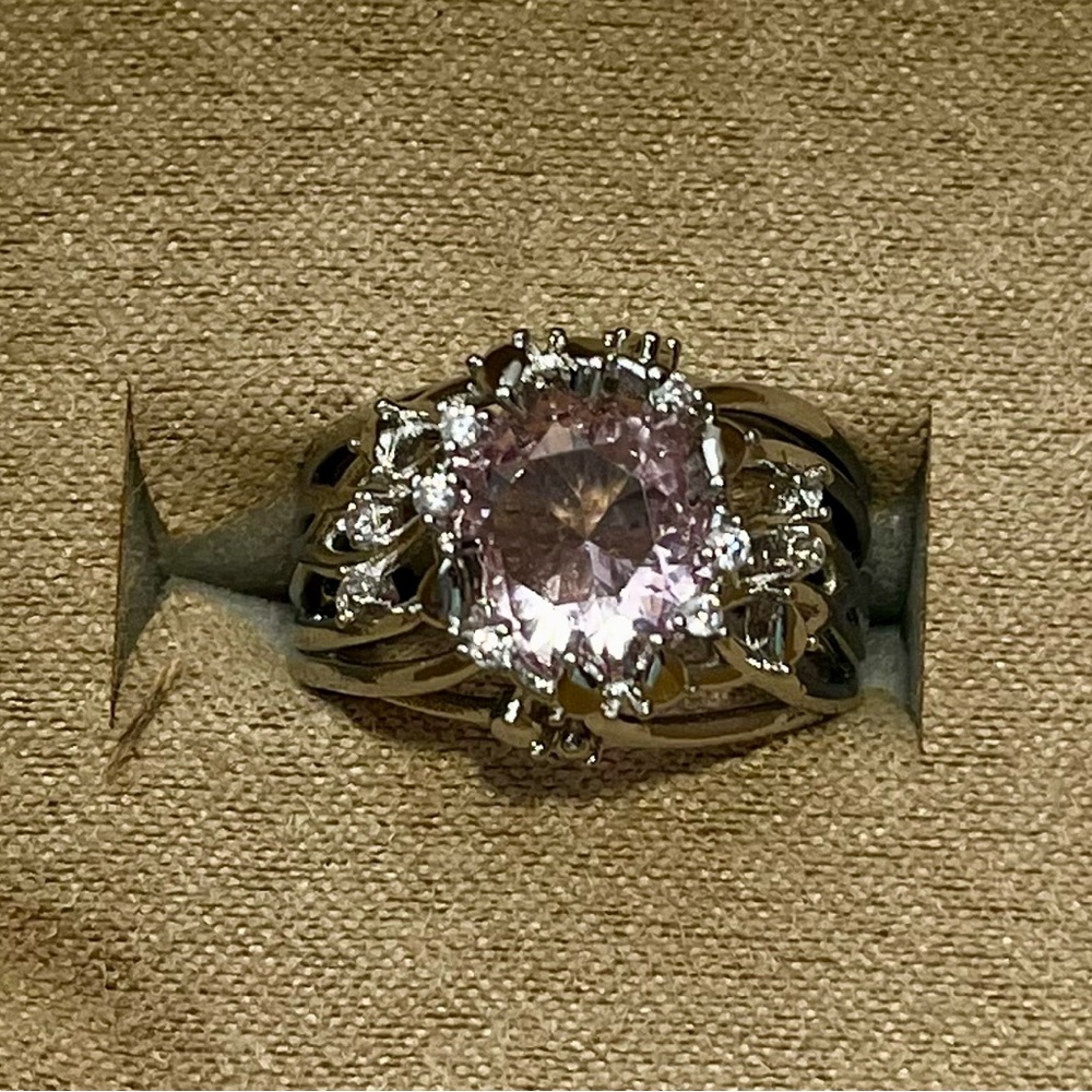 🩷NWOT - Elegant Pink Stone 925 Silver Ring